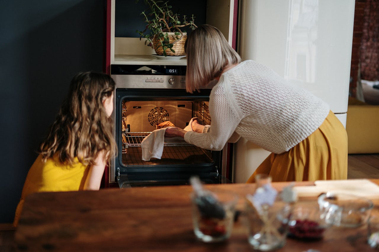 Az öntisztító sütő vagy funkció kifejezés többféle módszert és eljárást foglal magában, például a katalitikus és a pirolitikus tisztítási rendszereket